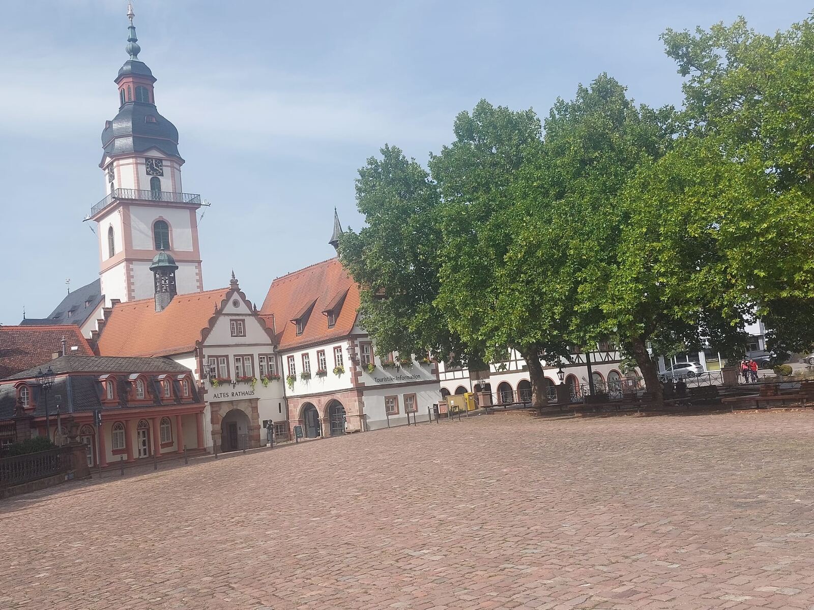 Altes Rathaus mit Turm auf dem Marktplatz in Erbach im Odenwald