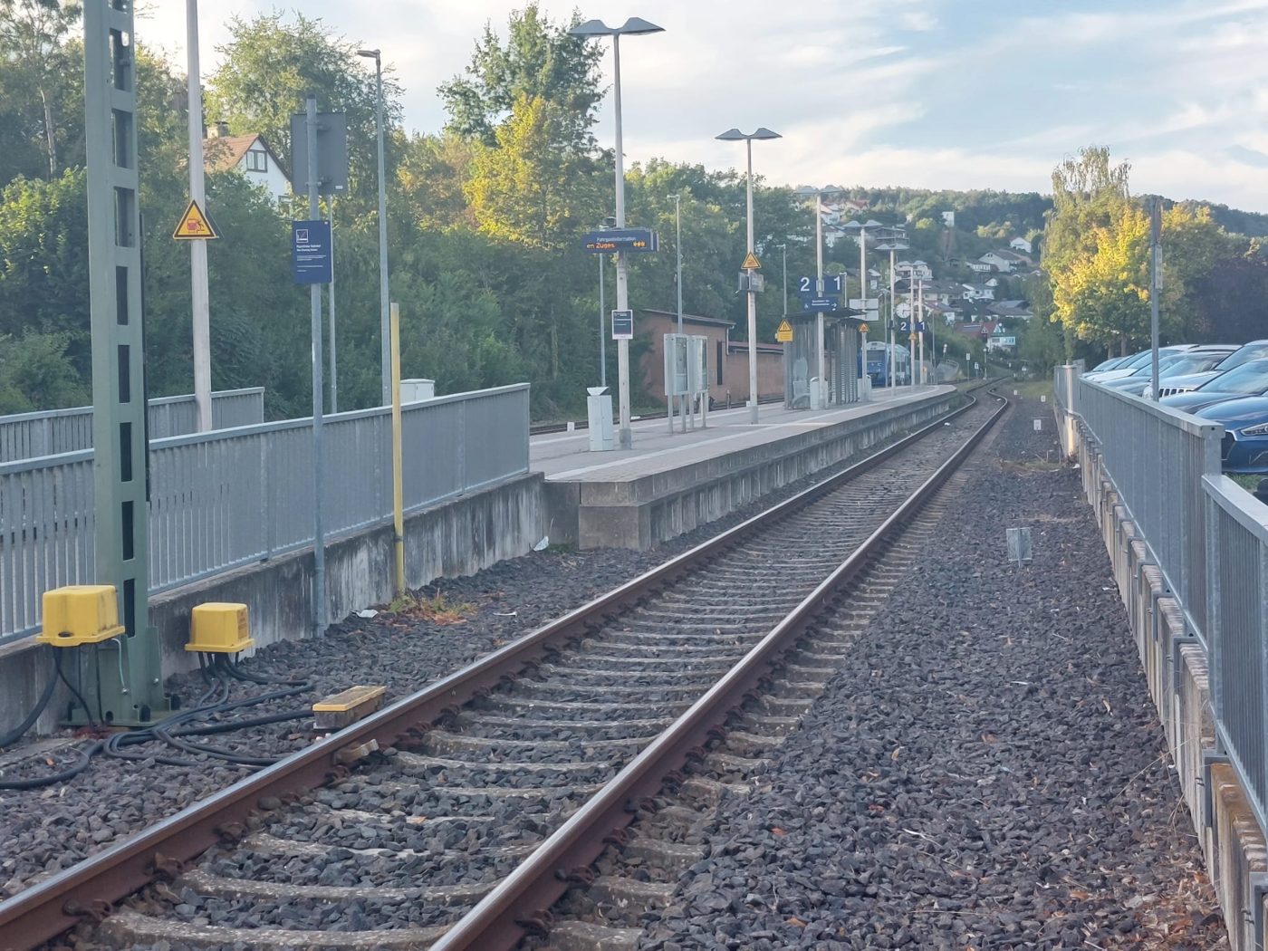Gleise und Bahnsteig am Bahnhof Erbach im Odenwald mit Zug im Hintergrund