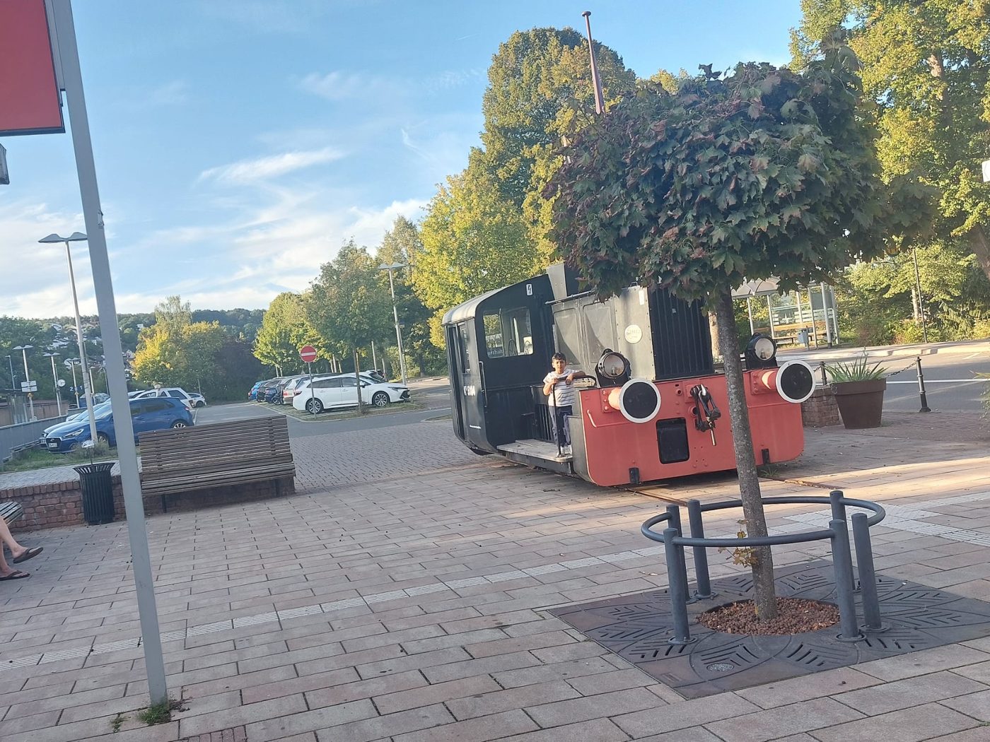 Rote Front der Kleinlok am Bahnhof Erbach mit Parkplatz und Bäumen