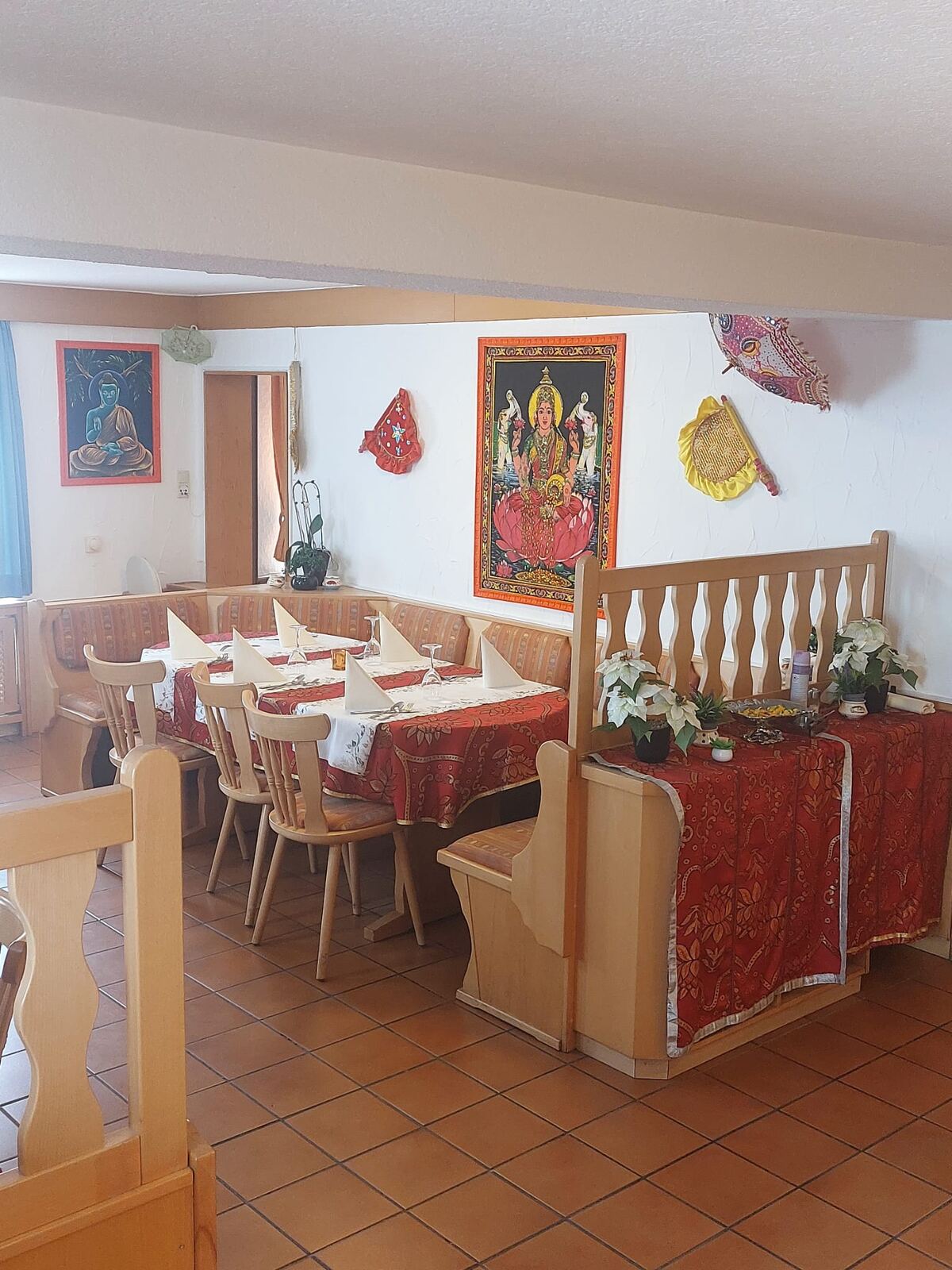 Gemütlicher Gastraum von Curry & Pizza Erbach mit indischer Wanddeko