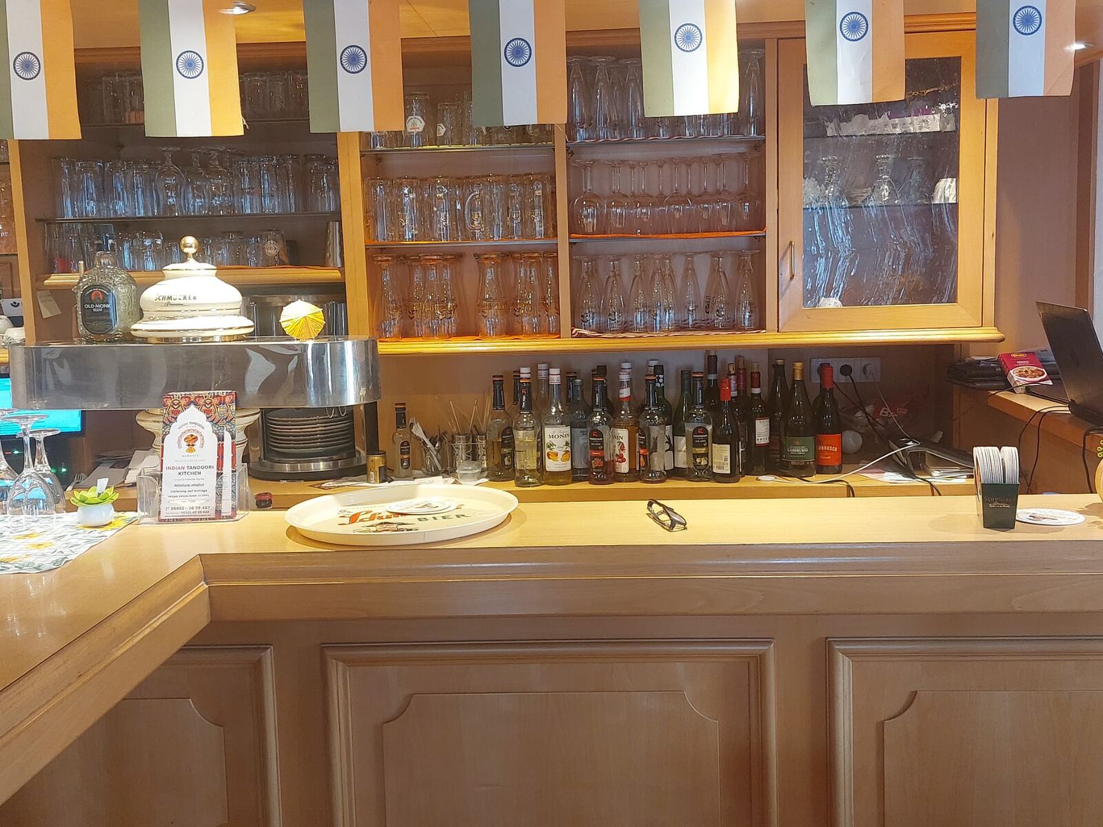 Bar-Theke bei Curry & Pizza Erbach mit Gläsern und Getränkeauswahl
