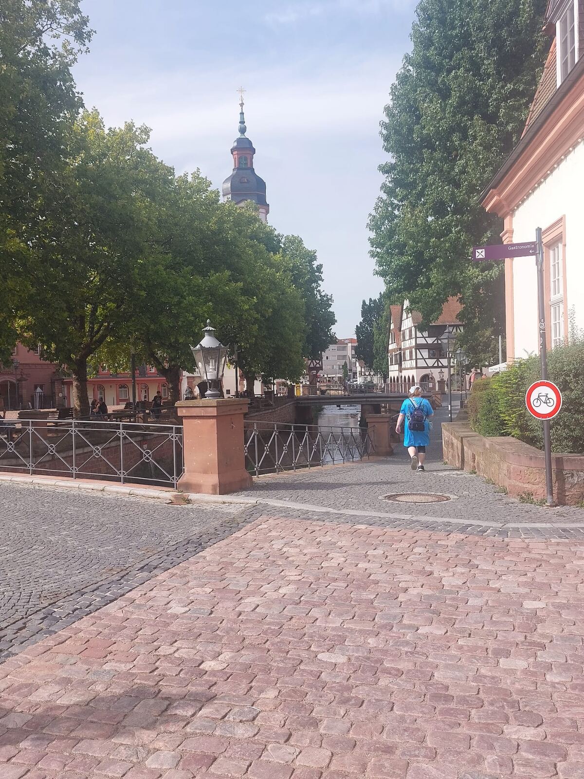 Gasse mit Blick auf den Kirchturm in der Altstadt von Erbach