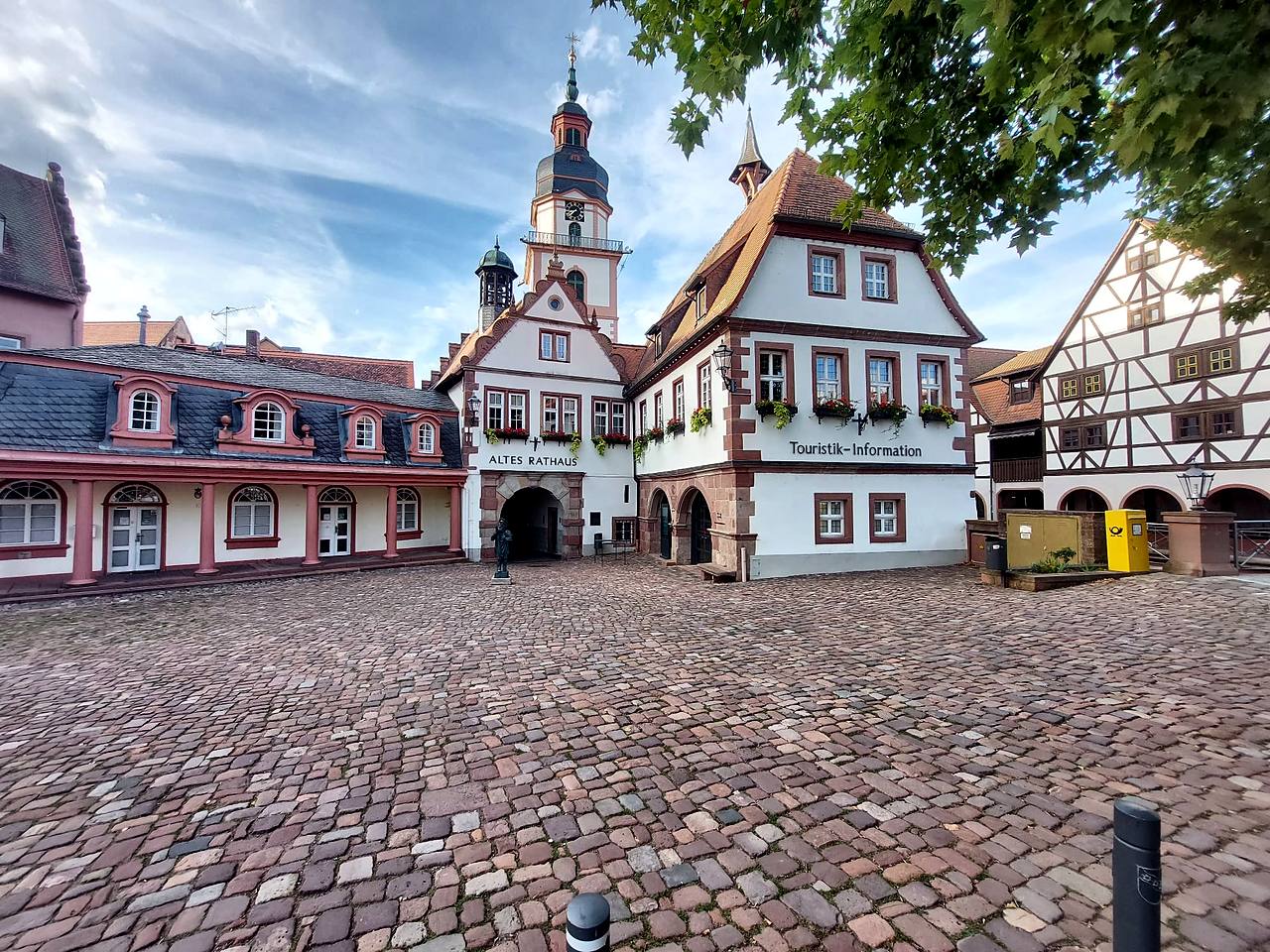 Marktplatz in Erbach im Odenwald mit Altem Rathaus, Touristik-Information, Fachwerkhaus und Turm der Stadtkirche