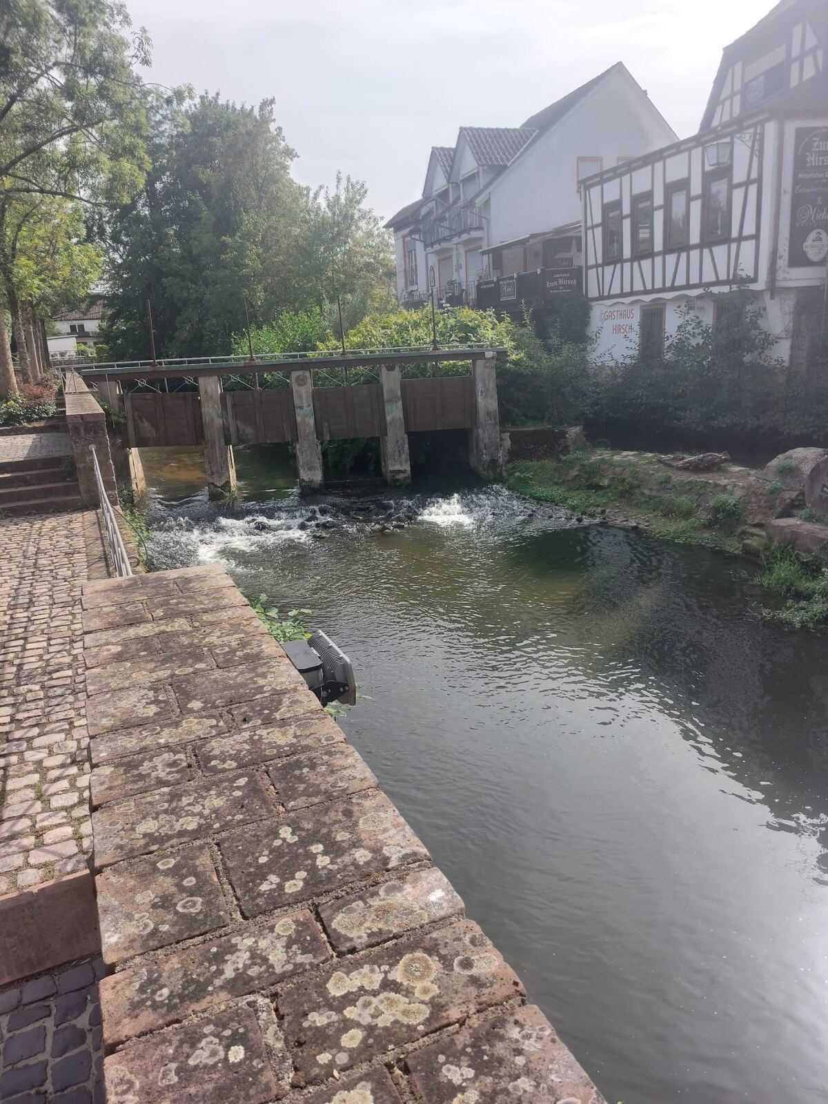 Die Mümling mit kleinem Wehr in der Altstadt von Erbach