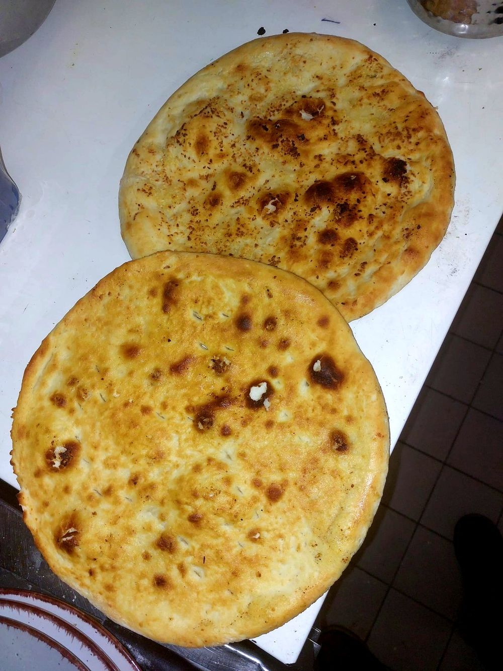 Frisches Naan und Garlic Naan aus dem Tandoor-Ofen in Erbach im Odenwald