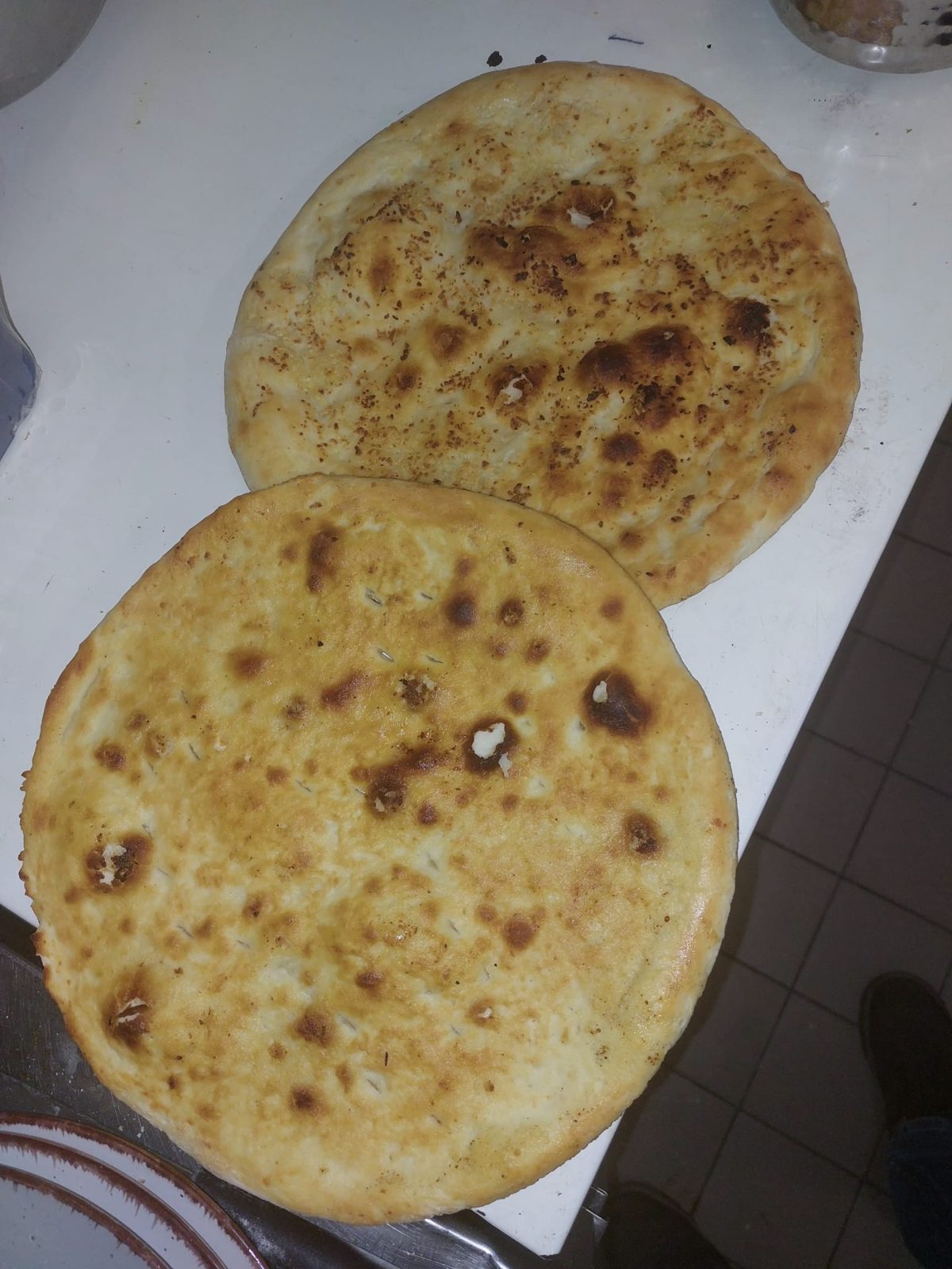 Frisch gebackenes Naan aus dem Tandoor-Ofen bei Curry & Pizza Erbach