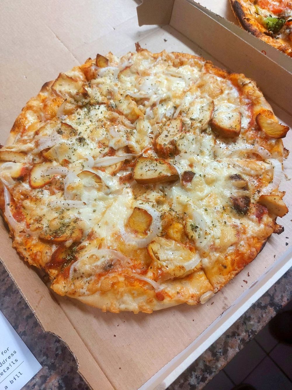 Steinofenpizza mit Kartoffelscheiben, Zwiebeln und Mozzarella aus Erbach im Odenwald