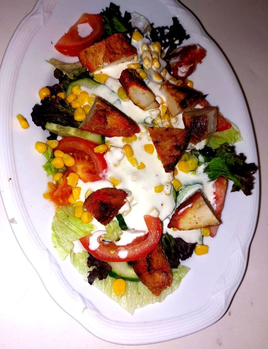 Salat mit gegrillter Hähnchenbrust, Mais und Tomaten in Erbach im Odenwald