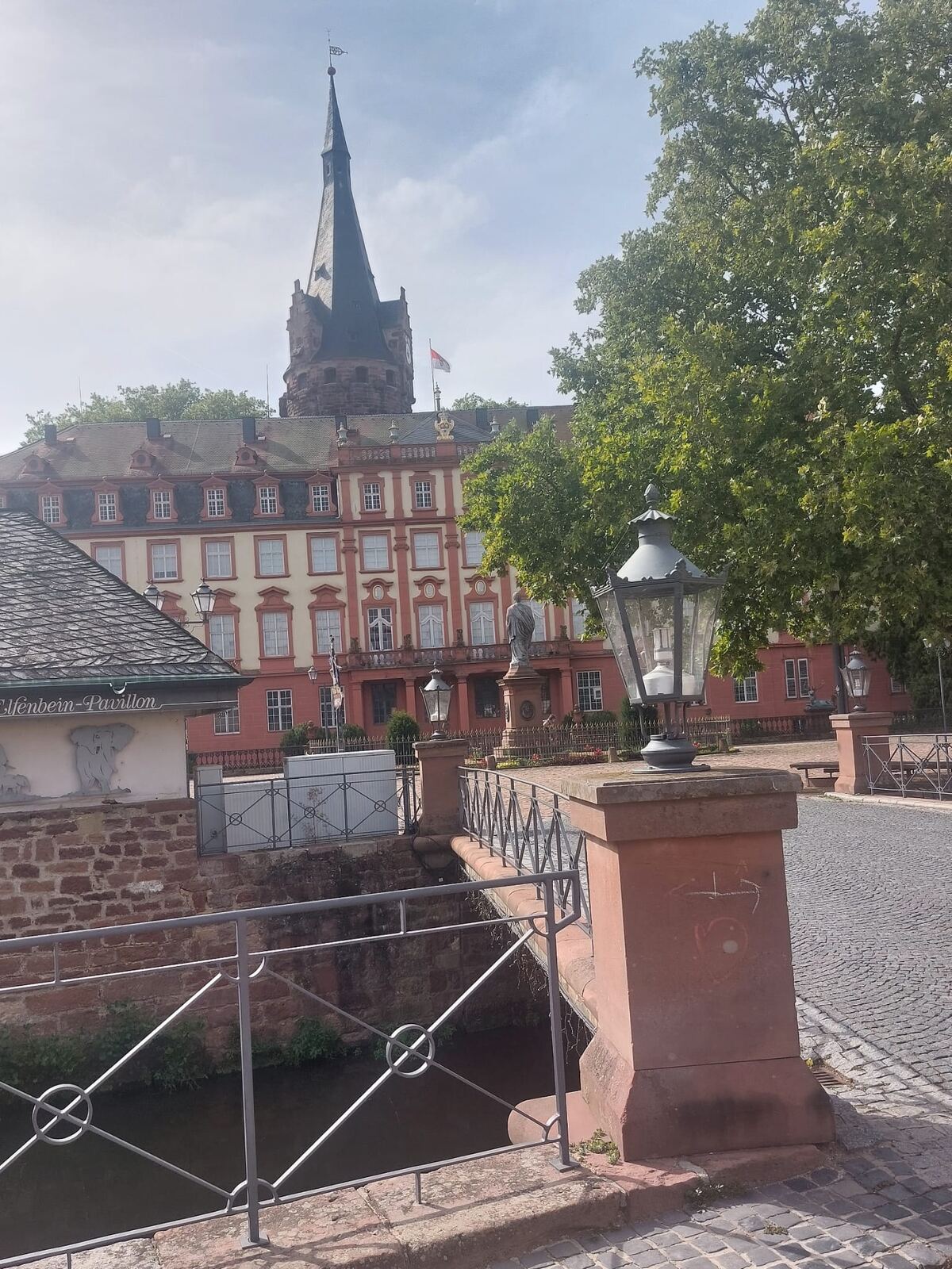 Schloss Erbach mit dem Elfenbein-Pavillon und Statue an der Mümling