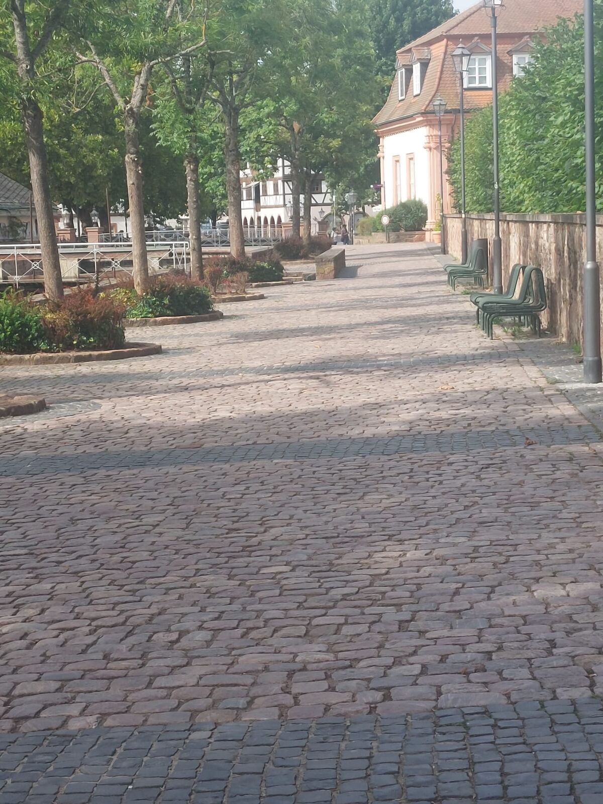 Kopfsteinpflasterweg zum Eingang des Schlossgartens in Erbach